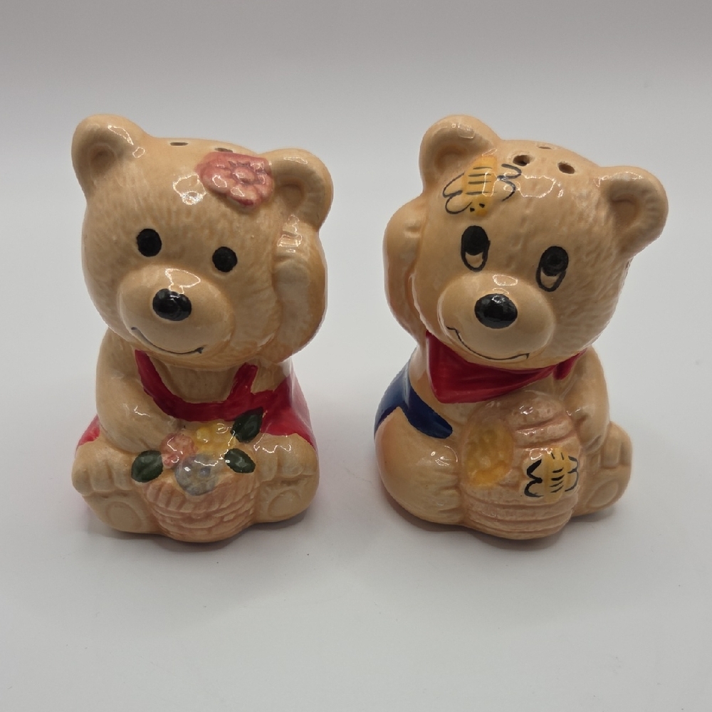 Salt and Pepper Shakers - Red and Blue. Bears. Vintage